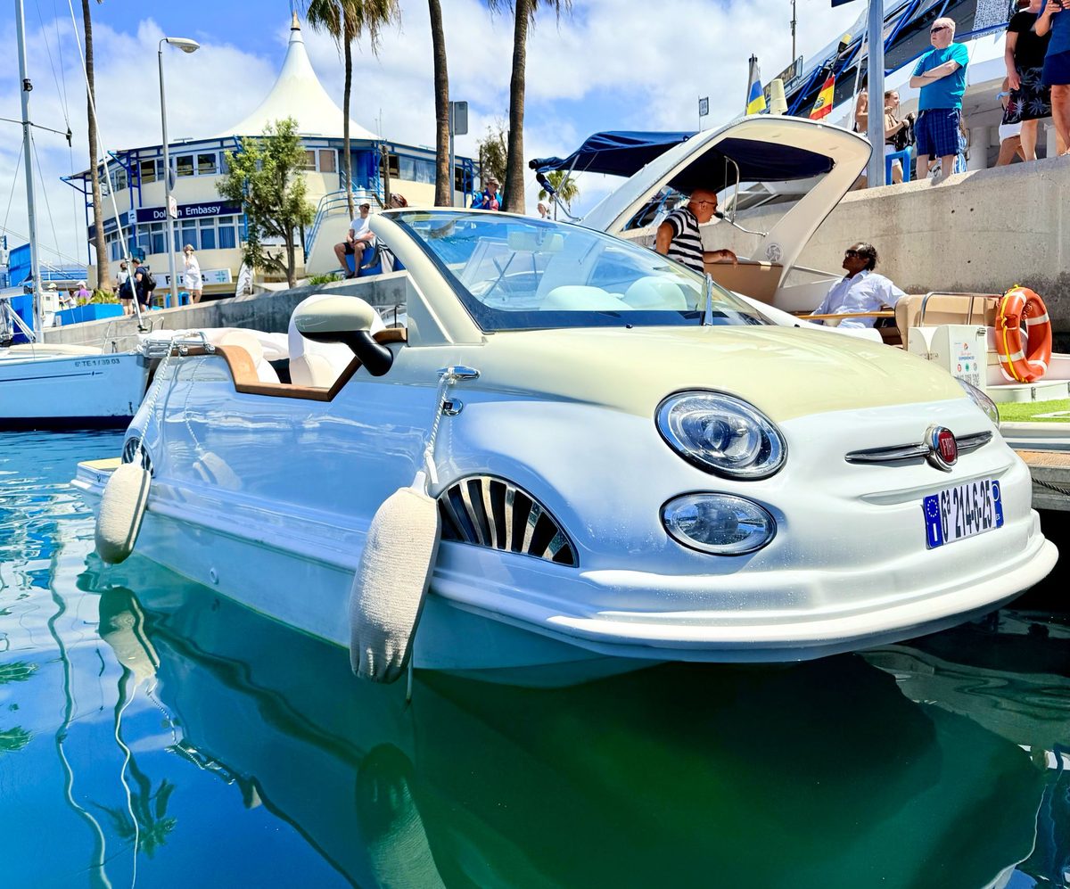 Rejs statkiem i oglądanie delfinów w Costa Adeje na południu Teneryfy - Fiat 500 Jet Boat - Auto na Wodzie!