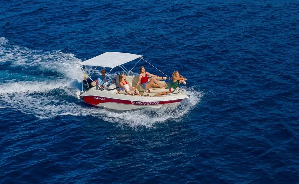 Paseo en barco y avistamiento de cetáceos en Costa Adeje, Tenerife sur - Alquiler de barco sin licencia – Conviértete en tu propio capitán slide 2