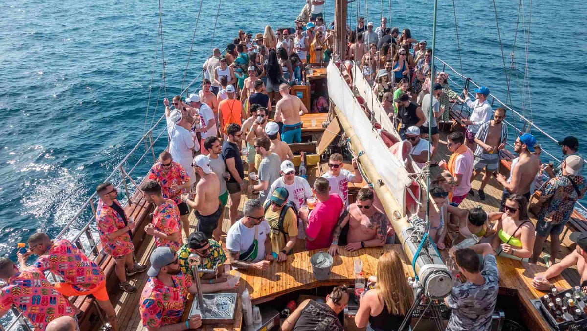 Paseo en barco y avistamiento de cetáceos en Costa Adeje, Tenerife sur - Utopia Boat Party - La fiesta definitiva en barco de Tenerife