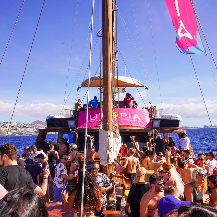 Paseo en barco y avistamiento de cetáceos en Costa Adeje, Tenerife sur - Utopia Boat Party - La fiesta definitiva en barco de Tenerife slide 2